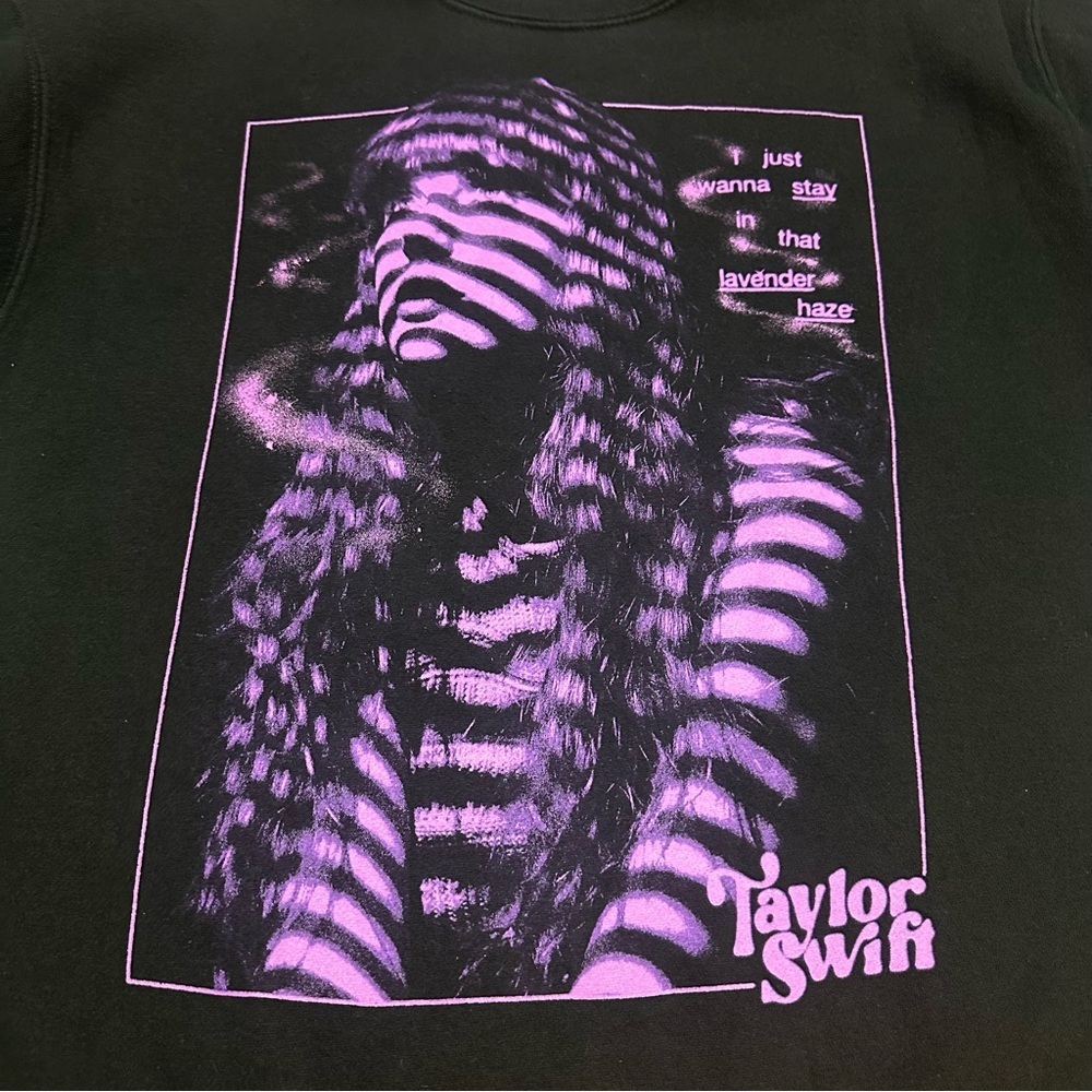 Taylor Swift Women’s The Eras Tour  Graphic Sweater size XL - Picture 4 of 8